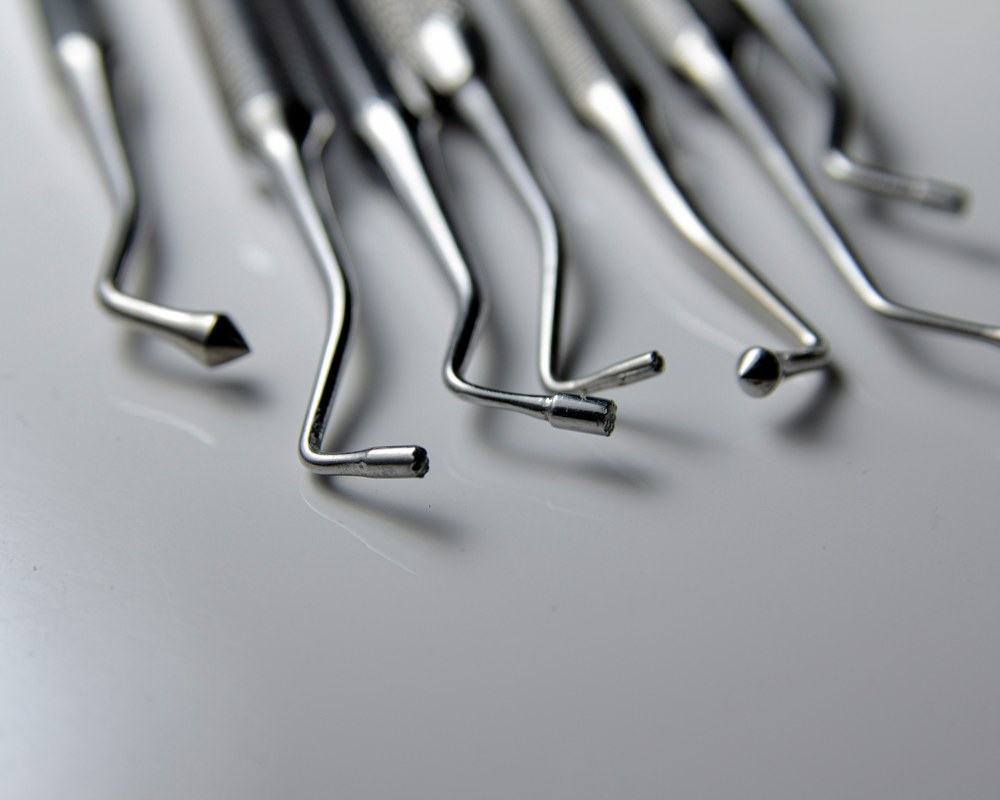 Polomljen zub (zaostao koren) — Sano Dental & Aesthetic, Kragujevac